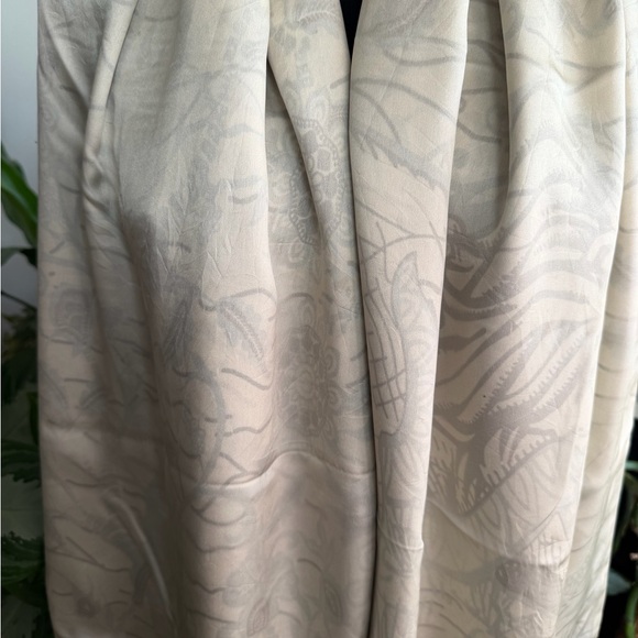 Christian Dior Reversible Floral Wrap Silk Scarf. - Picture 9 of 16